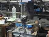 une machine qui se trouve dans un atelier où il y a beaucoup d'outils