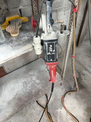 a drill that is sitting on the floor in a room