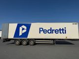 un camion semi-remorque garé dans un parking