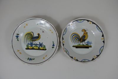 Deux assiettes en faïence de Nevers à décor polychrome de co…