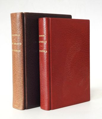 deux livres posés l'un à côté de l'autre sur une surface blanche