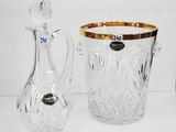 deux vases en verre et une carafe en verre posés sur une surface blanche