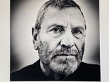 photographie en noir et blanc d'un homme barbu sur une photo en noir et blanc