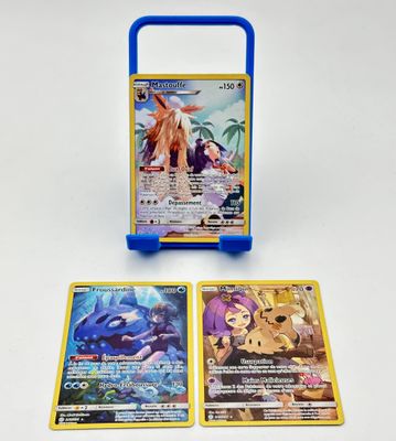 Deux cartes pokémon sont posées l'une à côté de l'autre sur une table.