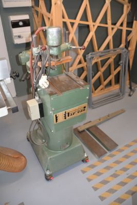 a machine that is sitting on a table in a room