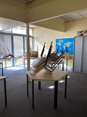 Lot de mobilier de bureau se trouvant dans la salle Van Gogh :