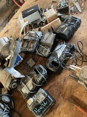 un tas d'appareils électroniques de toutes sortes posés sur une table en bois