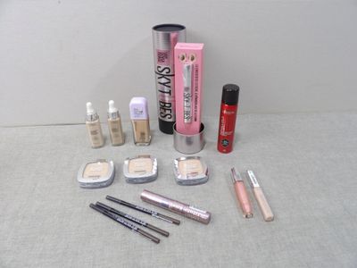 de nombreux produits de maquillage posés sur la table