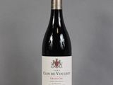 une bouteille de vin rouge posée sur une table