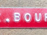 a red sign that says e - bourde on the side of a building