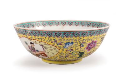 BOL en porcelaine à décor polychrome de scènettes dans des c…