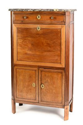 une armoire en bois avec un plateau en marbre sur fond blanc