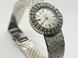 gros plan d'une montre-bracelet sur une surface blanche