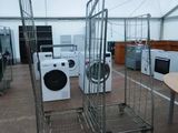 de nombreux appareils électroménagers dans une pièce équipée d'une tente