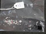 un sac transparent orné de cristaux argentés et rouges