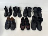 plusieurs paires de chaussures pour homme alignées sur une table