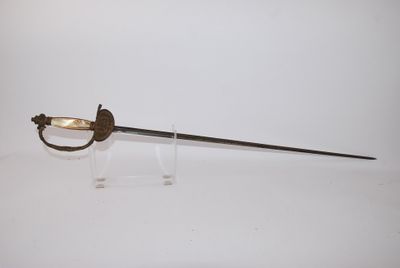 une épée exposée sur une surface blanche