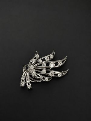Broche en or gris 750 millièmes poinçon charançon formant un…