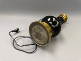une lampe noire et dorée posée sur une table