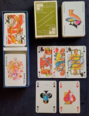 de nombreuses cartes à jouer disposées sur une table
