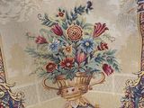 une photo d'une nappe sur laquelle est posé un vase de fleurs