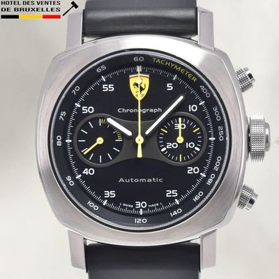 Gros plan sur une montre à cadran noir