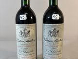 deux bouteilles de vin rouge posées l'une à côté de l'autre sur une table