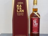 une bouteille de whisky Kavalan à côté d'un carton