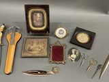 un grand nombre d'objets posés sur une table