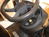 Gros plan sur le système de direction et le volant d'un engin de chantier
