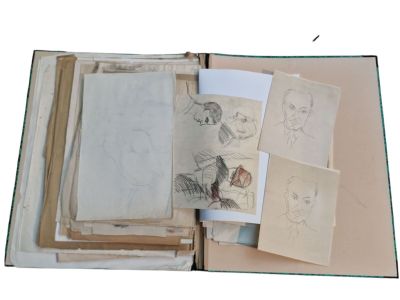 un livre orné de dessins et sur lequel figure le dessin d'un homme