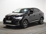 le 4x4 noir est garé sur le sol en damier d'une pièce