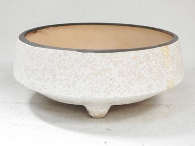 un bol blanc bordé de noir posé sur une table