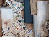 une boîte remplie de timbres et d'autres objets