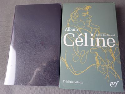 deux livres posés l'un à côté de l'autre sur une table