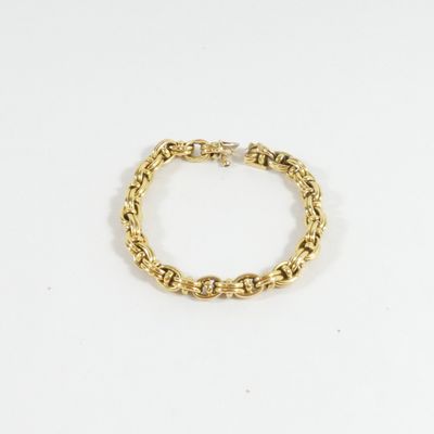 un bracelet en or avec un motif de tresse sur fond blanc