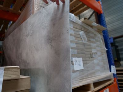 une personne tenant un bout de papier dans un entrepôt