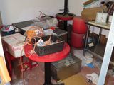 une table rouge sur laquelle se trouve un panier, au milieu d'une pièce