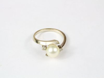 Bague vintage en or gris centrée d'une perle de culture blan…