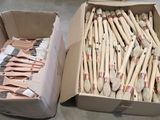 deux boîtes de brosses à dents posées l'une à côté de l'autre sur le sol