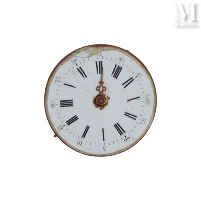 une horloge blanche dont le cadran est orné de chiffres romains
