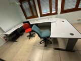un bureau avec deux chaises et un ordinateur dessus