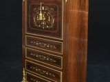une commode ancienne en bois, avec des garnitures dorées sur les portes