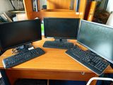 deux écrans d'ordinateur et un clavier sur un bureau
