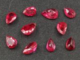 un ensemble de pierres précieuses de couleur rubis sur un fond noir