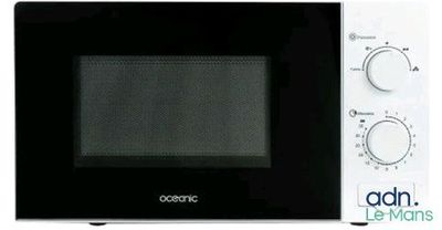 une image d'un four à micro-ondes avec la porte ouverte