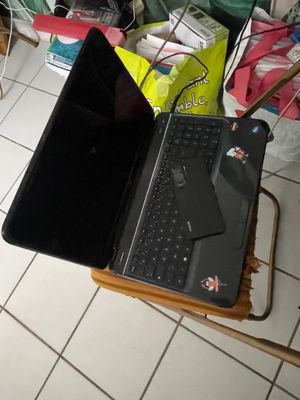 un ordinateur portable et un ordinateur portable posés sur une table