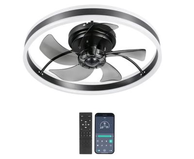 un ventilateur de plafond avec une télécommande placée devant