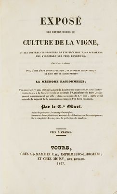 une image en noir et blanc représentant un vieux livre sur lequel figurent des inscriptions