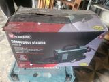 emballage d'un compresseur Black & Decker posé sur une boîte bleue